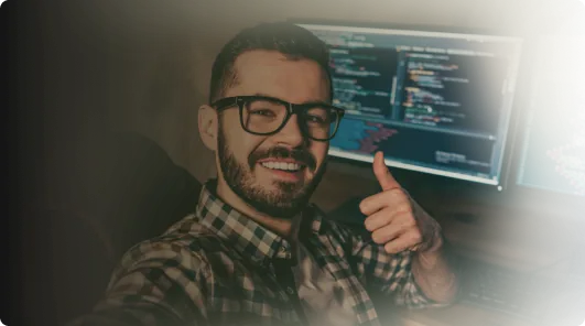 Homem sorrindo com o dedão para cima